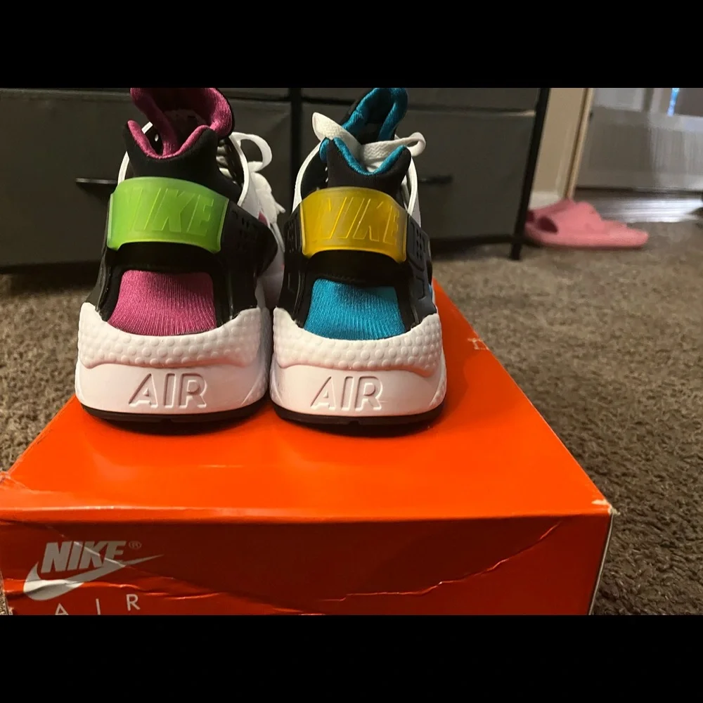 Nike peace love swoosh huaraches - Picture 4 of 5